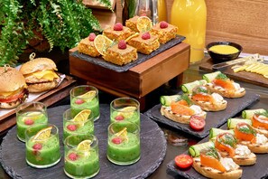 Daily buffet breakfast (UAH 780 per person)