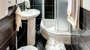 Combined shower/tub, free toiletries, hair dryer, slippers - Villa Forever (Belgrade)