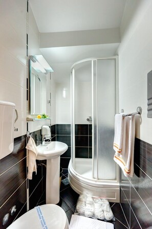Combined shower/tub, free toiletries, hair dryer, slippers - Villa Forever (Belgrade)