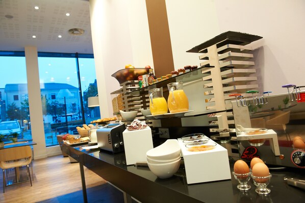 Daily buffet breakfast for a fee