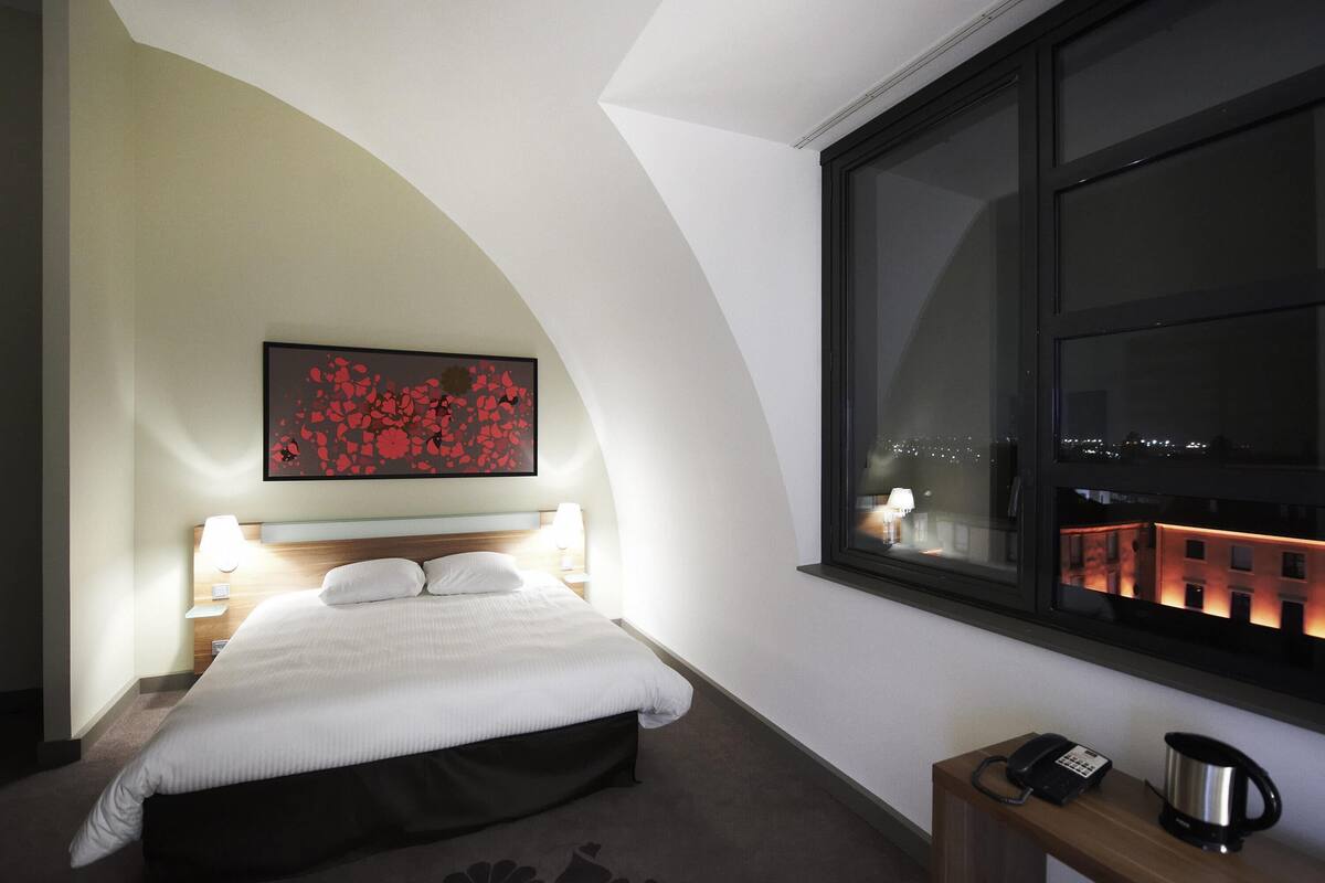classic room, 1 double bed (with an unobstructed view) | premium bedding, pillow-top beds, in-room safe, desk