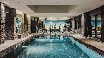 Inomhuspool och solstolar