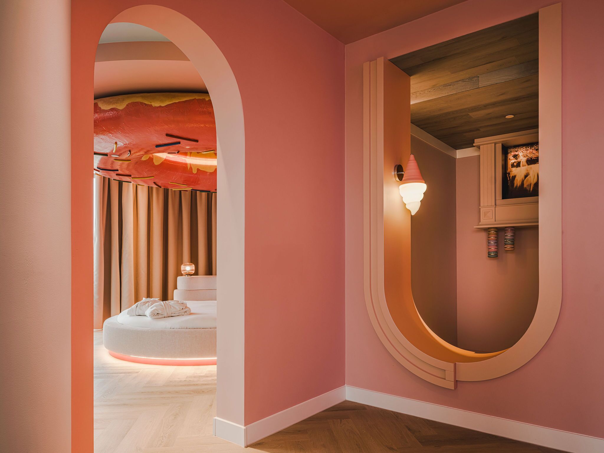 Candyland Suite | Area soggiorno | Smart TV 50 pollici con canali via cavo, Netflix, servizi in streaming