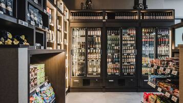 Un supermercat ben proveït amb seccions refrigerades i prestatges plens de llaminatures i begudes.