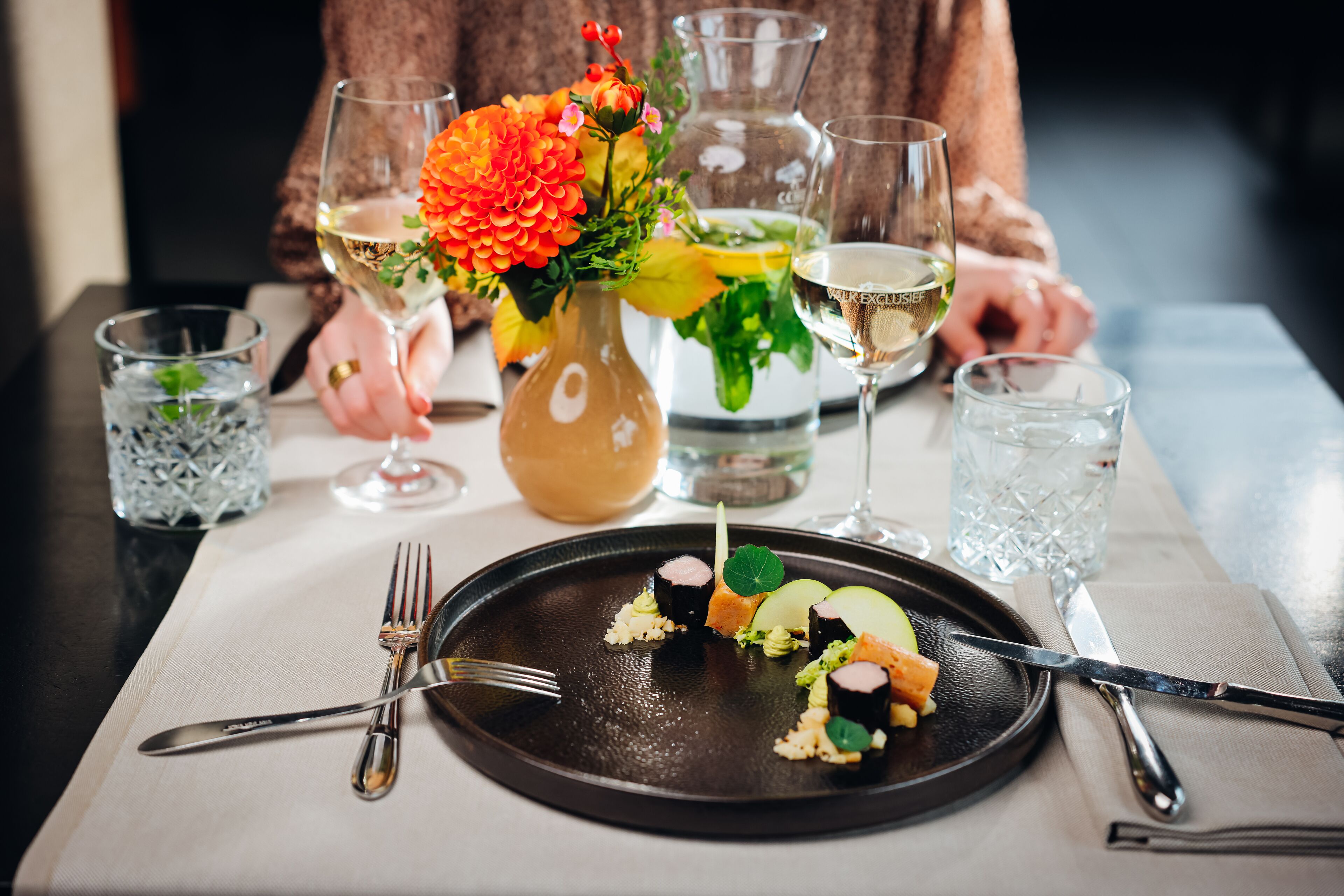 供应早餐、午餐和晚餐，法国菜