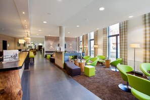 Lobby sitting area - Holiday Inn Express Augsburg by IHG (Augsburg)