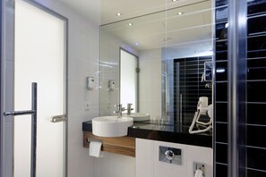 Douche, articles de toilette gratuits, sèche-cheveux