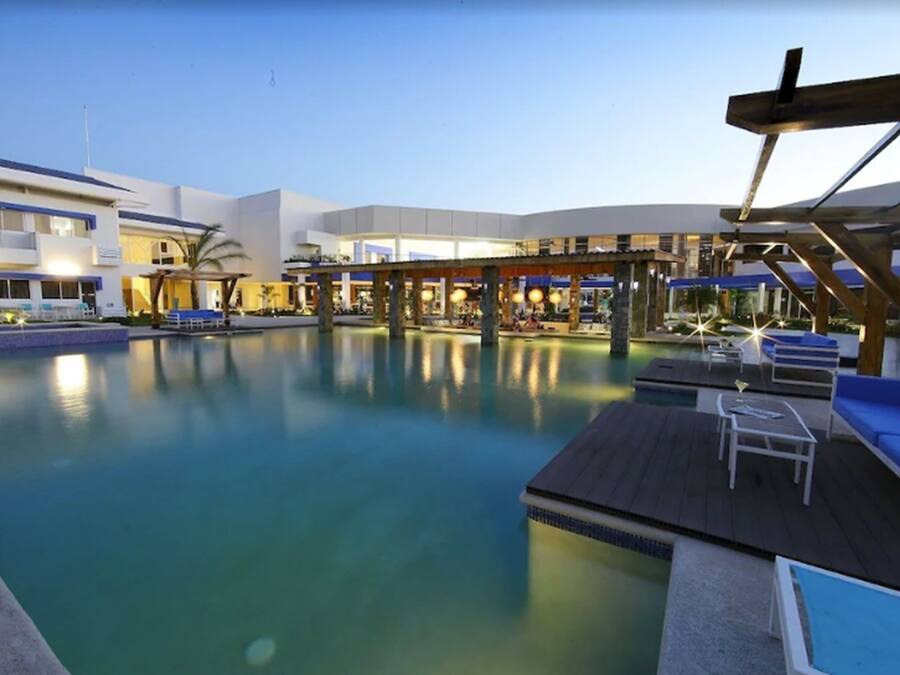 3 udendørs pools, gratis hytter, parasoller