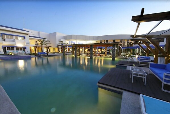 3 piscines extérieures, cabanons gratuits, parasols de plage