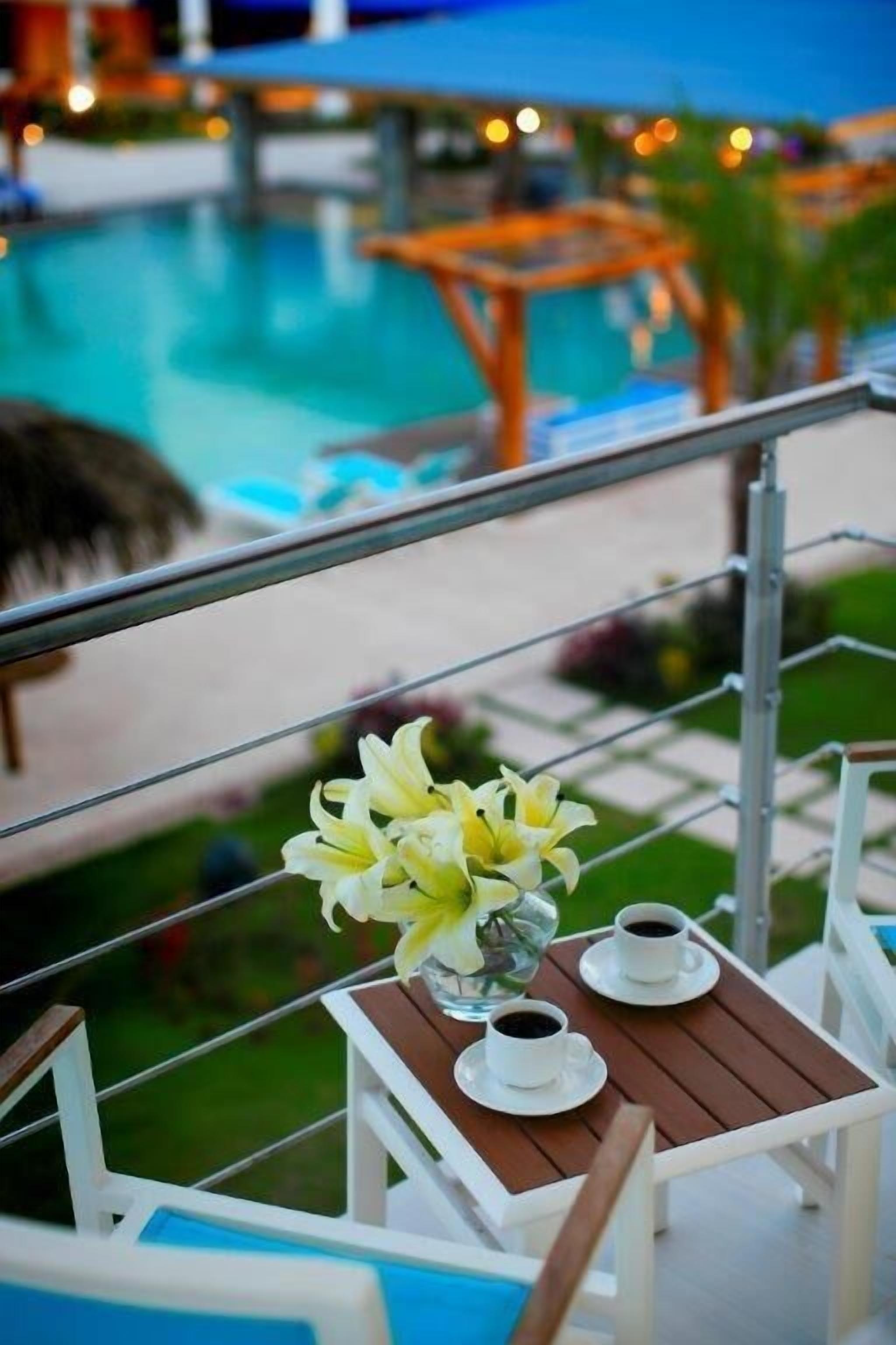 breakfast, lunch, dinner served; international cuisine