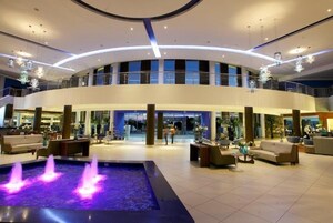 3 piscinas al aire libre, camas de piscina gratis, sombrillas