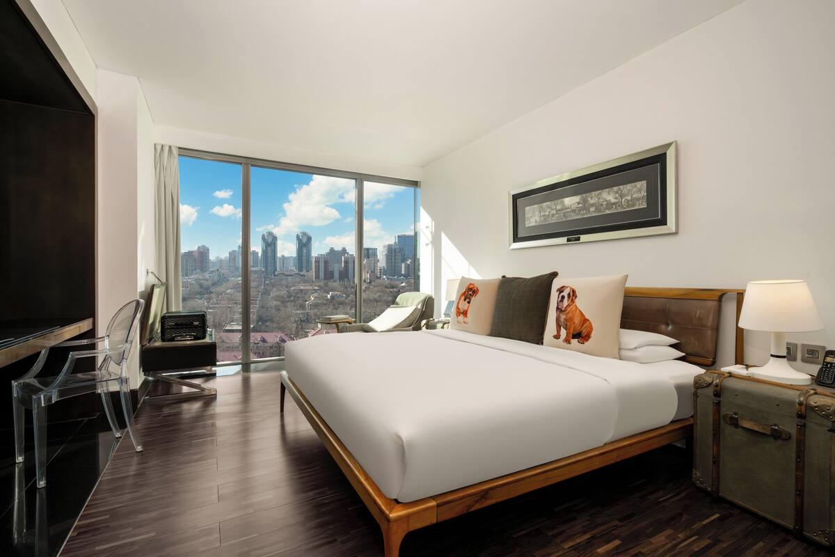 Suite – deluxe, terrasse | Minibar, safe på rommet, skrivebord og lydisolert