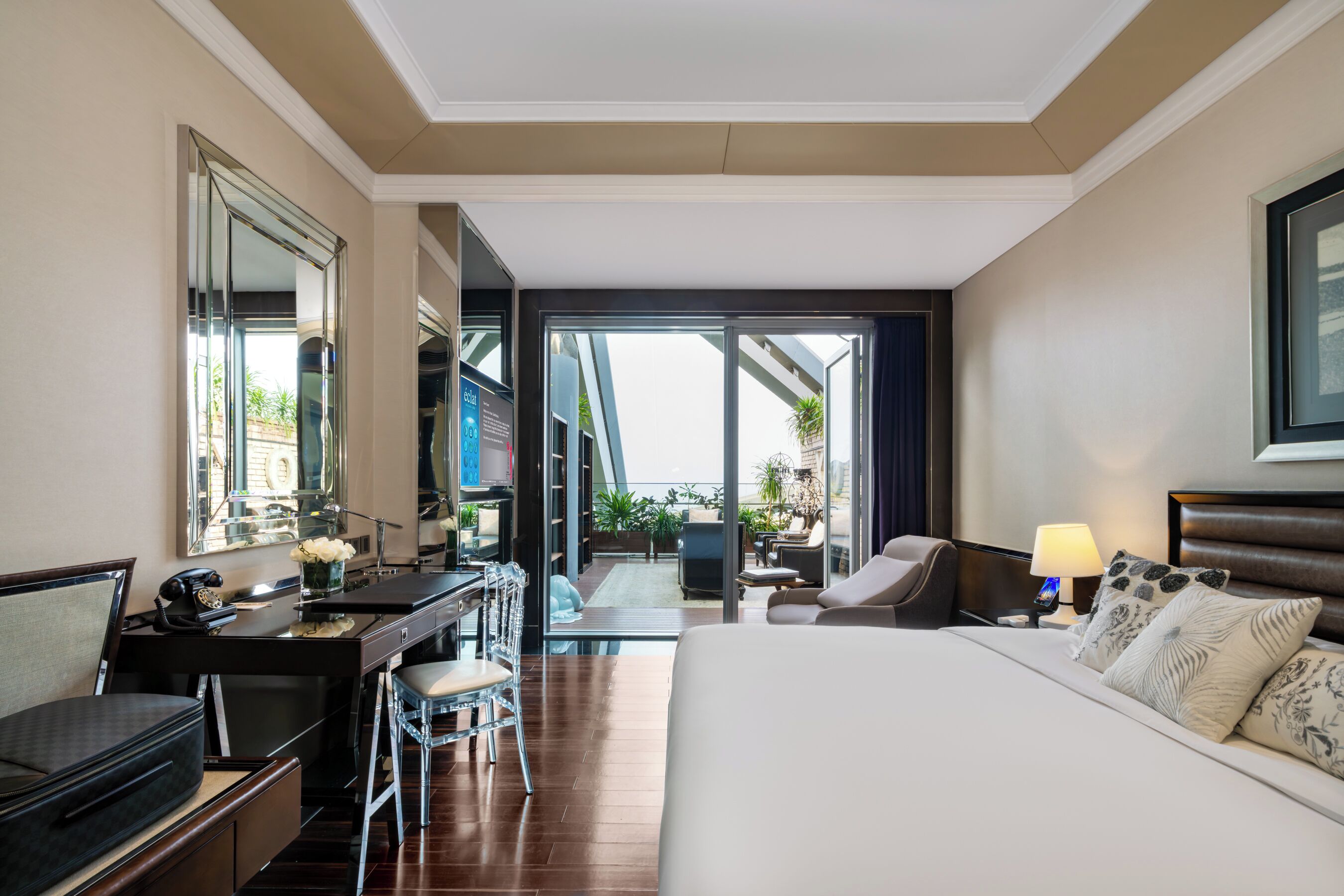 迷你吧、客房内保险箱、办公桌、隔音