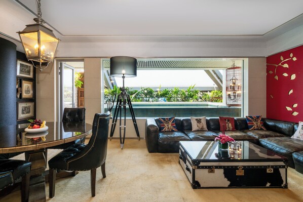 Deluxe Lagoon Suite | Minibar, in-room safe, desk, soundproofing