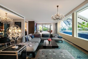 Grand Deluxe Lagoon Suite | Minibar, in-room safe, desk, soundproofing