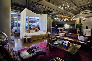 Deluxe Suite with Terrace | Minibar, in-room safe, desk, soundproofing