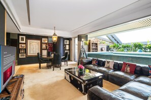 Deluxe Lagoon Suite | Minibar, in-room safe, desk, soundproofing