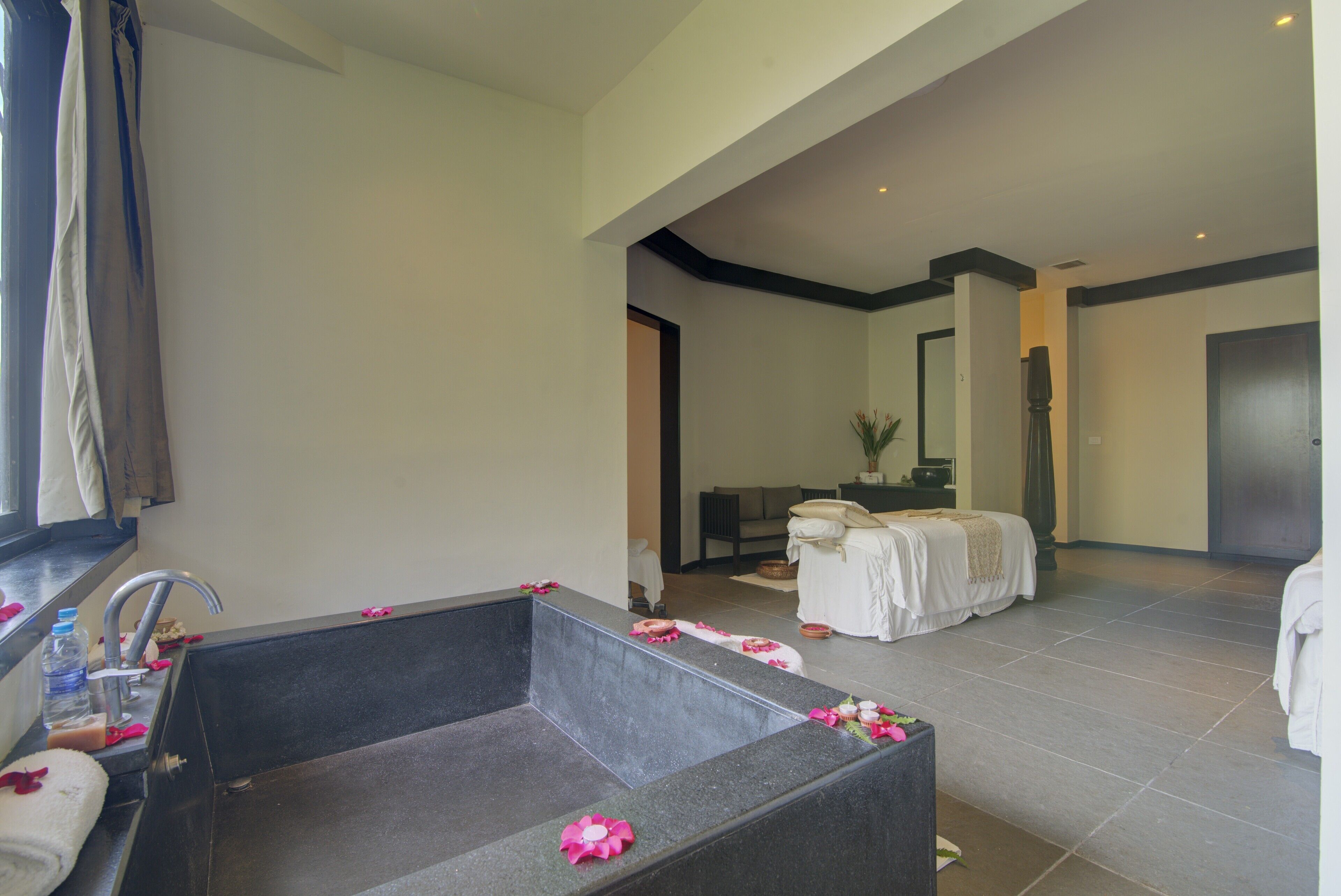 sauna, hot tub, body treatments, aromatherapy, body wraps, body scrubs