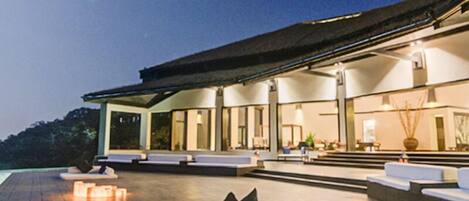 Bagian depan properti - sore/malam