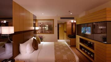 Minibar, in-room safe, desk, iron/ironing board