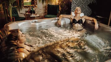 Tina de hidromasaje al aire libre