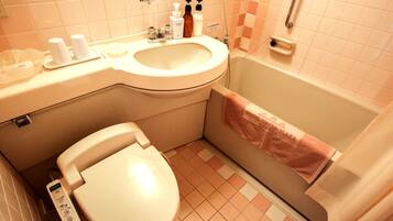 シャワー付き浴槽、バスアメニティ (無料)、スリッパ、タオル