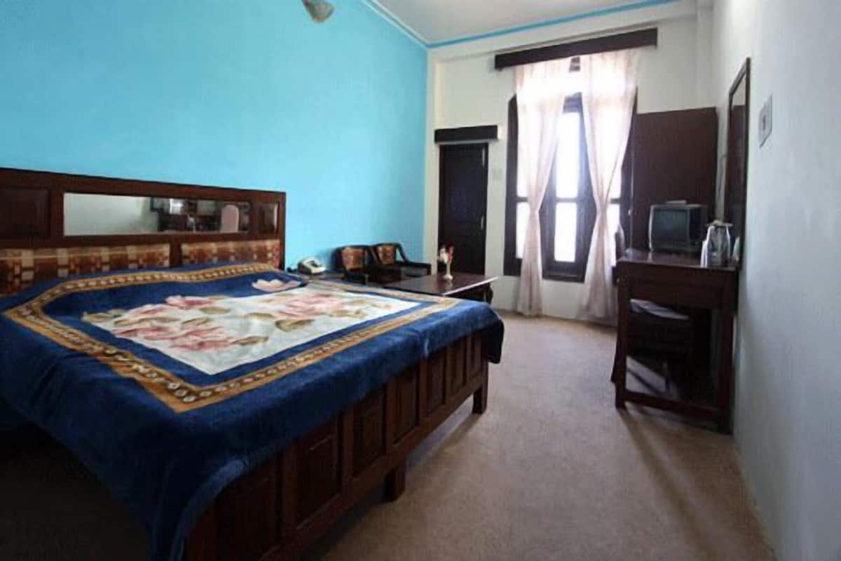 Tweepersoonskamer, voor 1 persoon | Luxe beddengoed, bedden met traagschuimmatras, een bureau