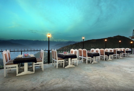 Breakfast, lunch and dinner served. Shining Star Resort