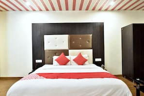 Premium bedding, memory-foam beds, desk, free wired Internet - Shining Star Resort (Chamba)