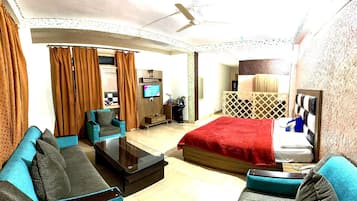 أغطية فراش متميزة وأسرّة بإسفنج يتكيف مع شكل الجسم ومكتب