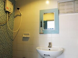 Standard Room | Bathroom | Shower, towels - Kinnaree House (Ko Phi Phi)
