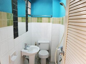 Shower, towels - Kinnaree House (Ko Phi Phi)
