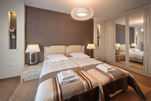 Ropa de cama de alta calidad y caja de seguridad en la habitación