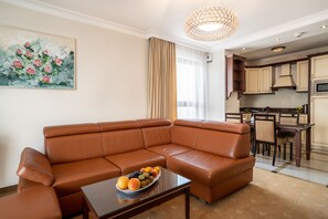 华丽开间套房, 1 间卧室 | 高档床上用品、客房内保险箱、办公桌、笔记本电脑工作区