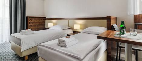 Ropa de cama de alta calidad y caja de seguridad en la habitación