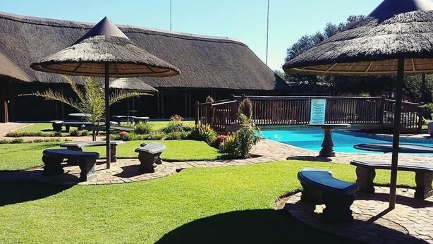Outdoor pool - Bains Lodge (Bloemfontein)