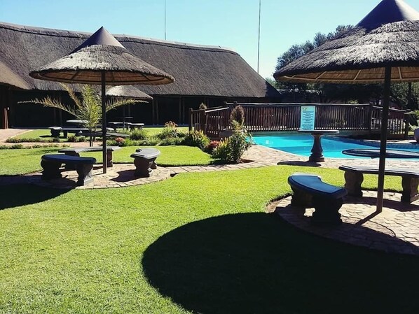 Outdoor pool - Bains Lodge (Bloemfontein)
