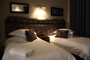 Basic Room (Bains 1 Express 2nd Floor) | Desk, bed sheets - Bains Lodge (Bloemfontein)