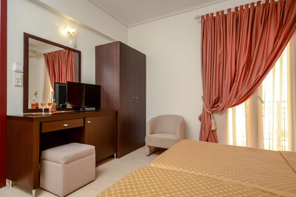 Economy Double Room | Hypo-allergenic bedding available, pillowtop beds, minibar, in-room safe