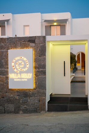 Front of property - Villa Kelly Rooms & Suites (Paros)