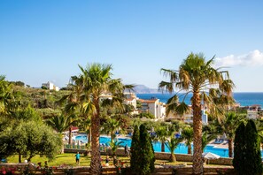 Een buitenzwembad en ligstoelen