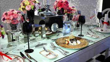 2 間餐廳,供應早餐、午餐和晚餐,法國料理