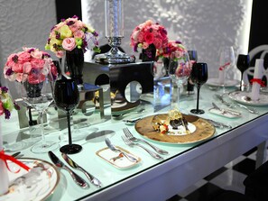 2 restauranter: frokost, lunsj og middag serveres