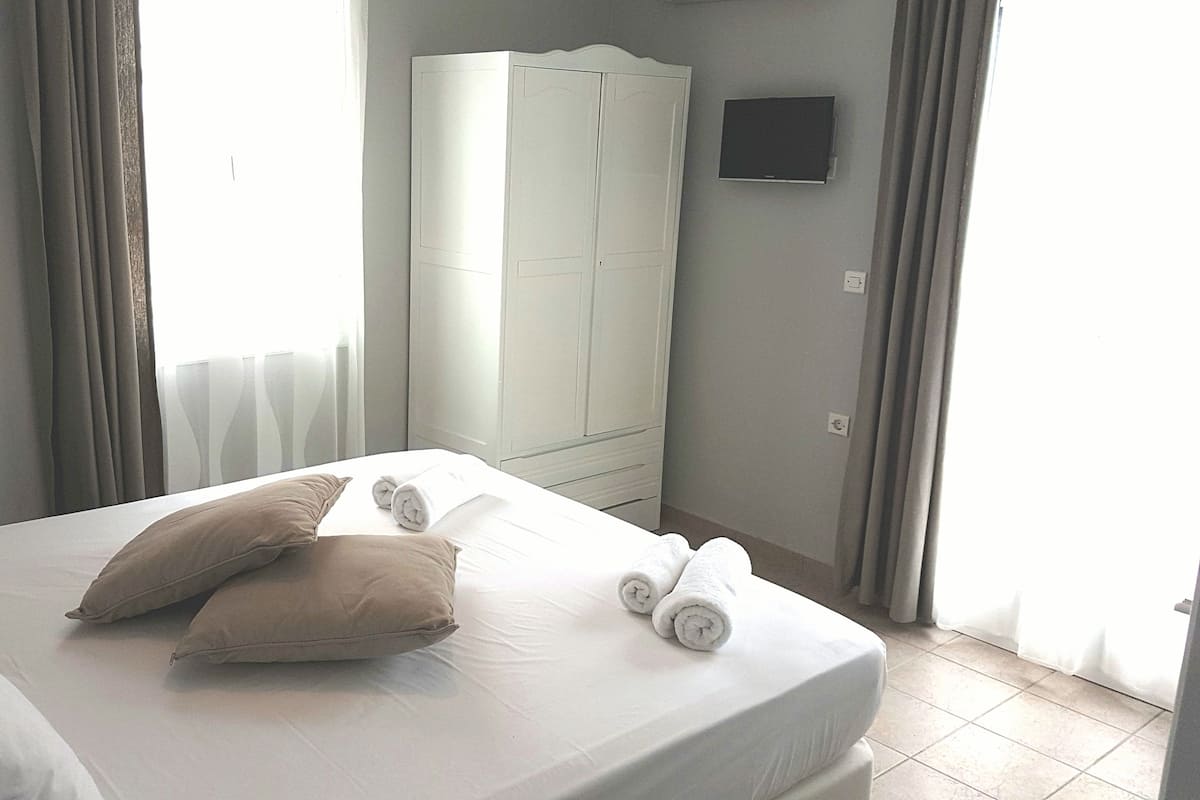 Premium bedding, in-room safe, blackout drapes, iron/ironing board