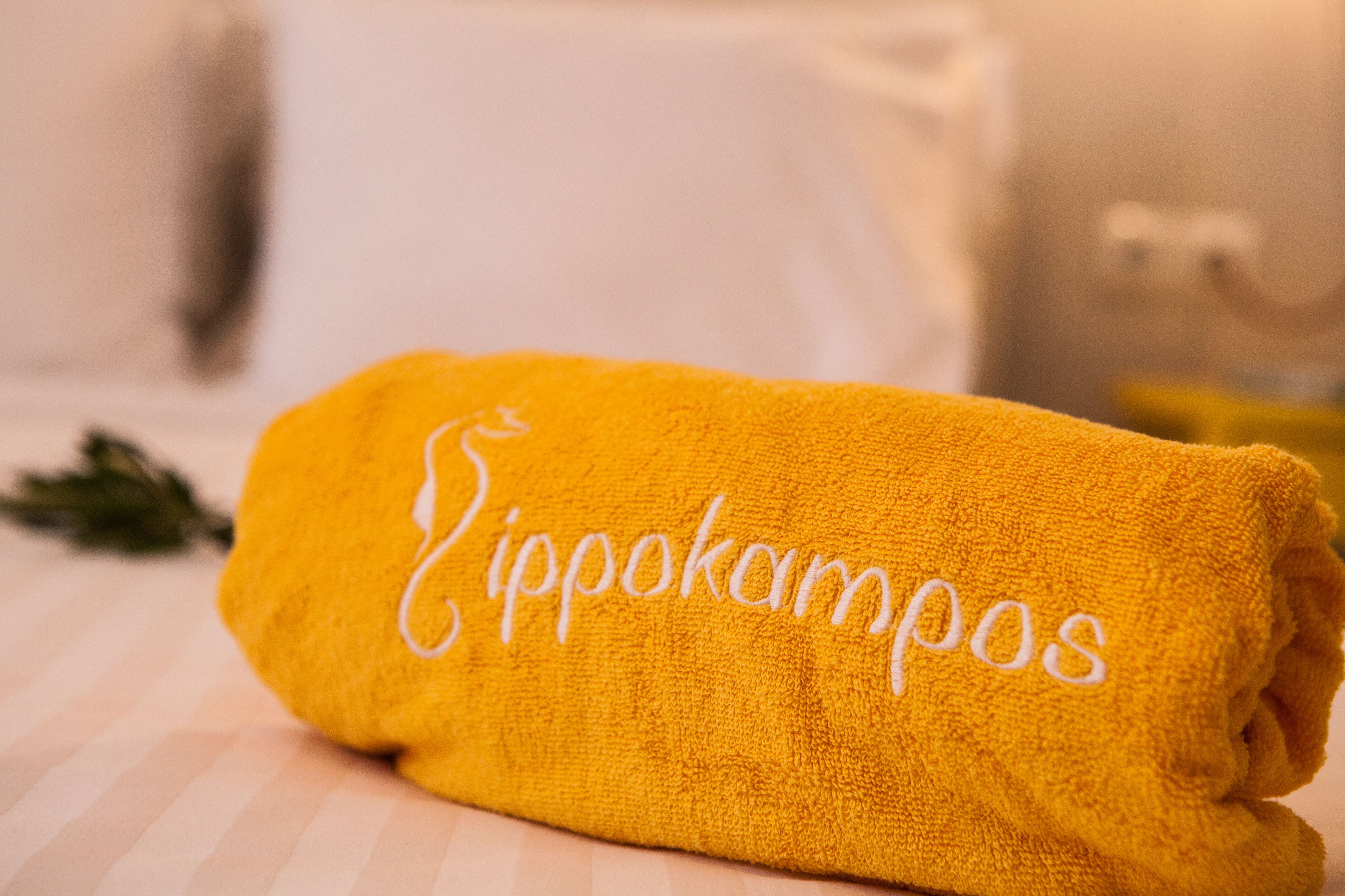 Une serviette jaune sur laquelle est brodé le mot « Zippokampos ».