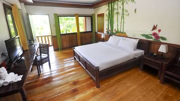 Quarto com design assinado, vista para a colina | Roupas de cama premium, edredons de pluma, camas Select Comfort