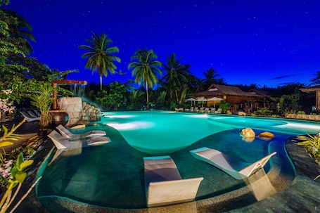 室外游泳池,池畔遮阳伞,日光浴躺椅. 罗博河度假村