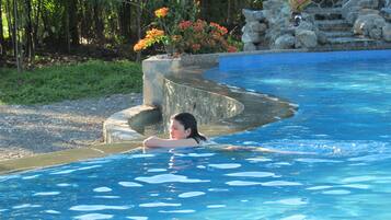 Piscina all'aperto, ombrelloni da piscina, lettini
