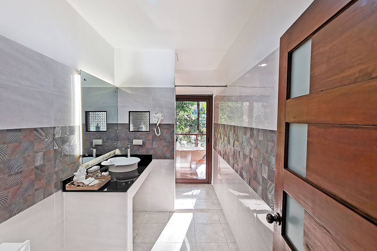 premier room, bathtub, river view | bathroom | free toiletries, hair dryer, slippers, bidet