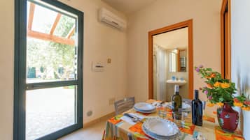 TV connectée de 32 pouces avec chaßnes par cùble, baby-foot, livres